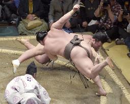 Yokozuna Hakuho wins on 1st day of New Year sumo tournament