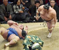 Sumo: Kotoshogiku suffers to 1st loss