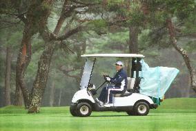 On vacation, Japan PM Abe plays another round of golf