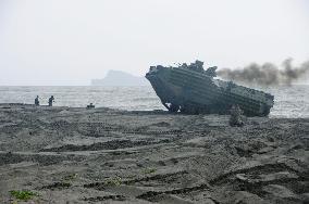 U.S., Philippine forces conduct joint landing drills