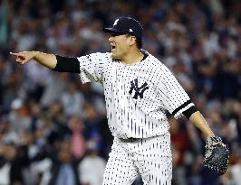 Yankees' Tanaka fans Gonzalez