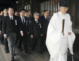 Lawmakers visit Yasukuni Shrine