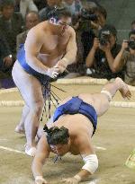 Tochiazuma beats Tamanoshima at Nagoya sumo tourney