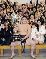 Hakuho wraps up 8th career title with win