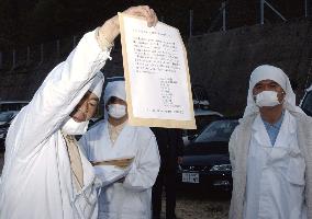 White-robed group in Gifu promises to move on