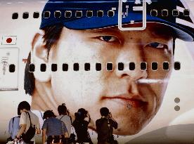 (2)Japan Airlines unveils jumbo with Matsui face