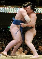 Yokozuna Hakuho beats Tochinoshin at New Year Grand Sumo tourney