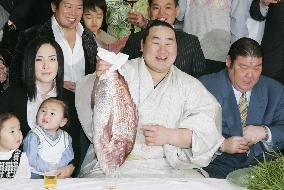 Asashoryu clinches 20th title at New Year sumo