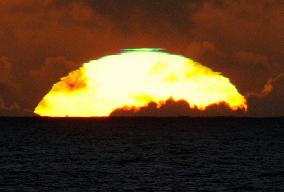 CORRECTED Green flash seen on setting sun in Antarctic Sea