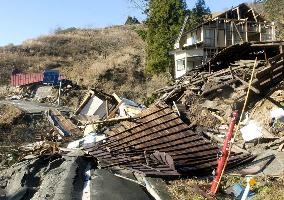 (5)Media members visit quake-isolated Yamakoshi village