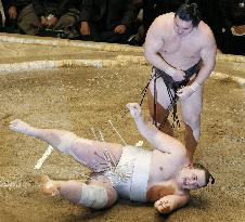 Hakuho wins 6th straight title