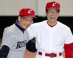 Fukuda plays catch with Premier Wen Jiaobao in Beijing