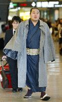 Asashoryu snubs reporters over behavior on return to Japan