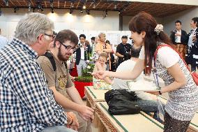 Japanese shiitake mushrooms introduced at world expo in Milan