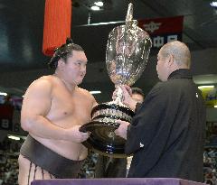 Hakuho beats Kakuryu to win 35th career title at Nagoya sumo