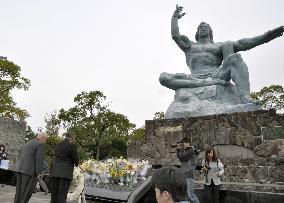 Pugwash confab members pray for A-bombing victims in Nagasaki