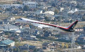 Mitsubishi Regional Jet makes maiden flight