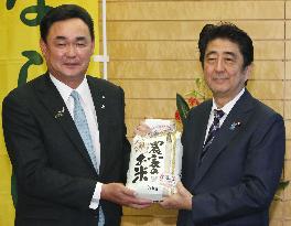 Fukushima mayor presents locally grown rice to PM Abe