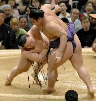 Hakuho stays in lead, Asashio chasing at spring sumo