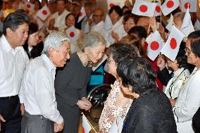 Japan emperor meets Japanese Filipinos in Manila