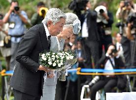 Emperor, empress lay flowers for Japanese WWII dead in Philippines