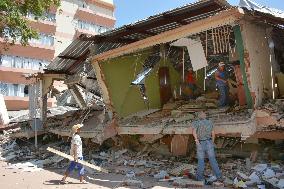 Aftermath of devastating quake in Ecuador