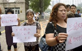 Kin of Chinese passengers on missing Malaysian plane protest