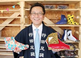 Fashionable "tabi" socks maker looking for wider interest overseas