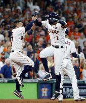 Astros beat Yankees in NLCS
