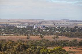 Remote Australian town wrestles with nuclear future