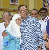 Anwar wins seat in Malaysia parliament