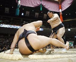 Sumo: Okinomi-Goeido at New Year meet