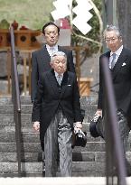 Emperor Akihito visits father's tomb