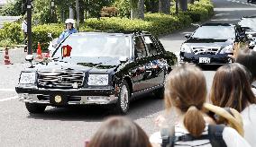Ex-Japan emperor visits family grave
