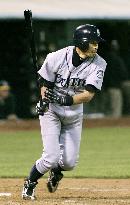 Mariners' Ichiro extends hitting streak to 13 games