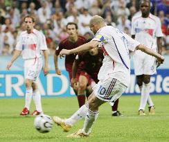 Zidane penalty sets up France-Italy World Cup final