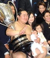 Asashoryu celebrates 7th straight title with final-day win