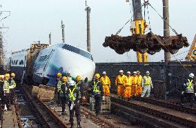 (1)Work resumes to remove bullet train derailed in Oct. 23 quake