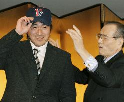 Southpaw Ishii rejoins Yakult on 2-year deal