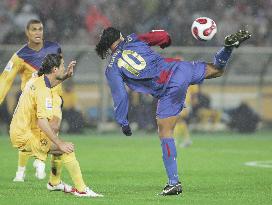 Ronaldinho turns on style as Barcelona beat Club America 4-0