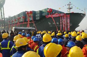 China, Taiwan start direct air, shipping, postal services