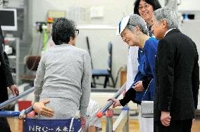 Emperor Akihioto, Empress Michiko visits rehabilitation center