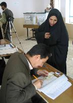 (2)Iraqi election turnout at least 72% amid attacks