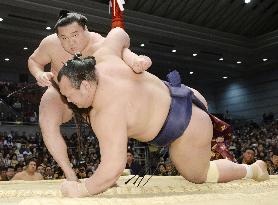 Hakuho marches on, bad day for ozeki trio in Osaka