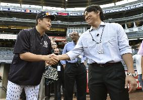 Ex-Yankee Matsui encourages compatriot pitcher Tanaka in N.Y.
