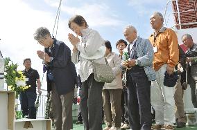 Ex-residents of disputed island offer prayers on boat