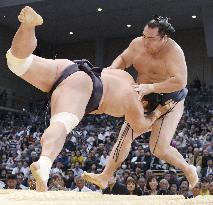 Hakuho still going strong in Fukuoka, Kakuryu crashes to 2nd loss