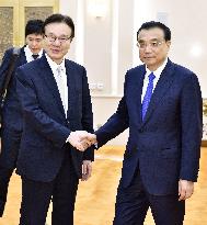 Chinese premier meets Japanese PM's key aide