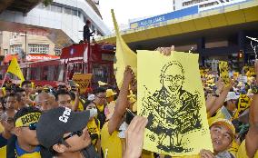 Thousands of Malaysians rally against Najib over corruption scandal