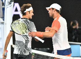 Federer advances to Australian Open semifinal